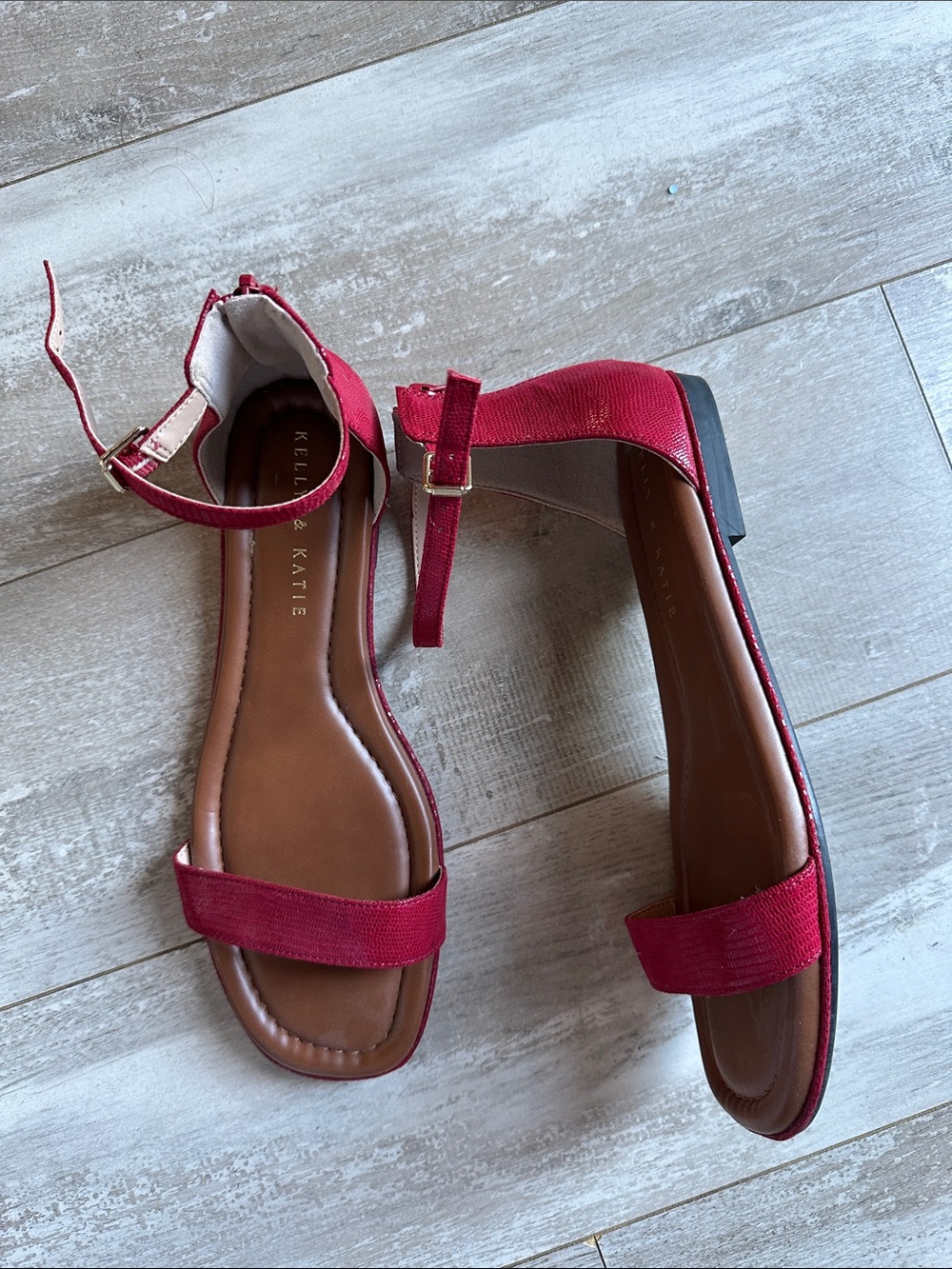 Kelly & Katie flat sandals